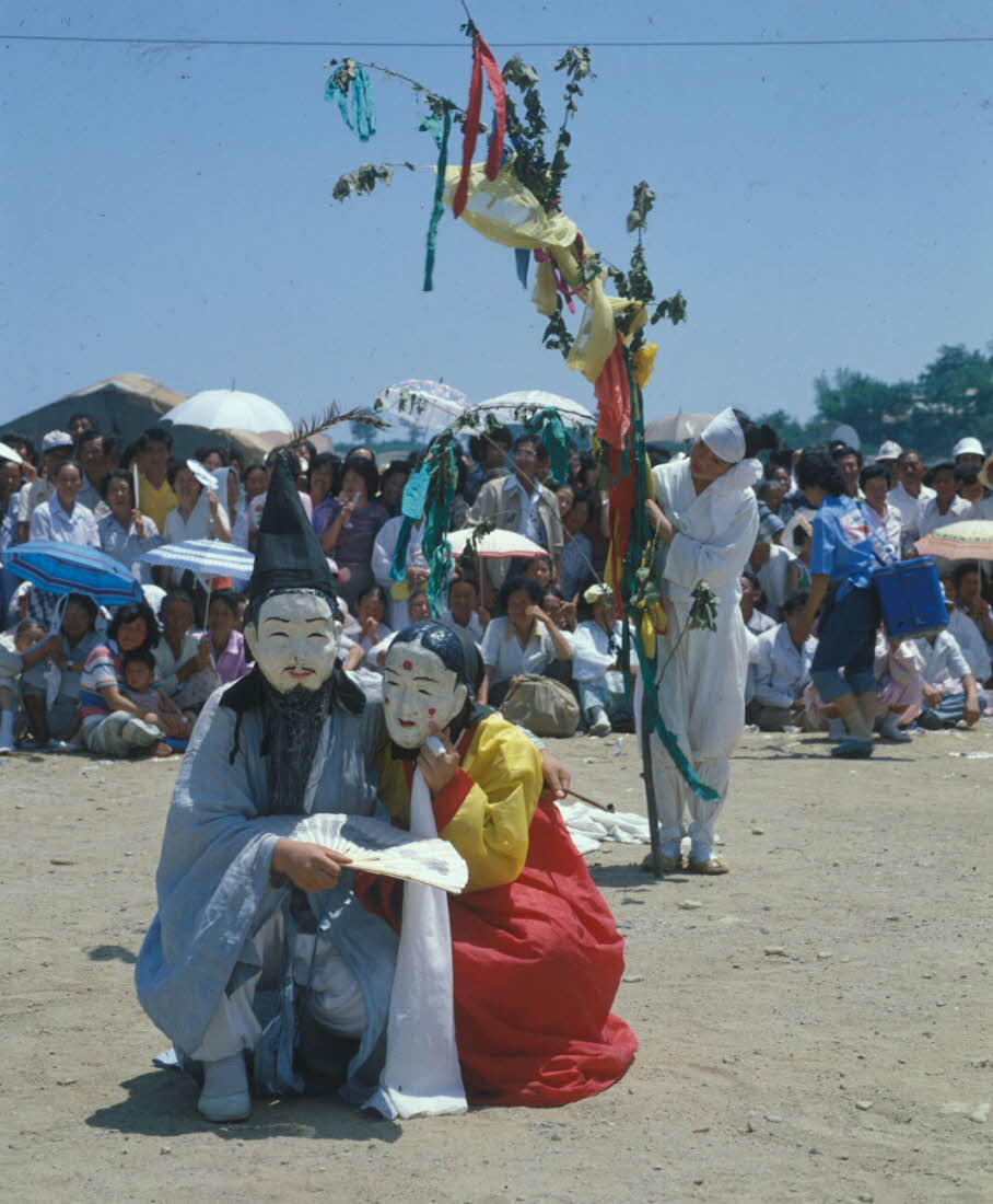 1980. 단오제전경(농악.관로)001.jpg